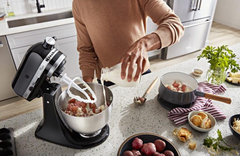 KitchenAid Classic Series 4.5 Quart Tilt-Head Stand Mixer K45SS, Onyx Black - Image 3