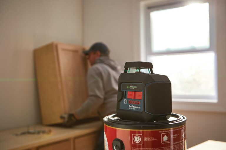 BOSCH GLL50-40G Green-Beam Self-Leveling 360 Degree Cross-Line Laser, Includes 4 AA Batteries, L-Bracket, Ceiling Clip, & Hard Carrying Case - Image 8