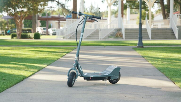 Razor 13113614 E300 Electric Scooter - Matte Gray 41 x 17 x 42-Inch - Image 4